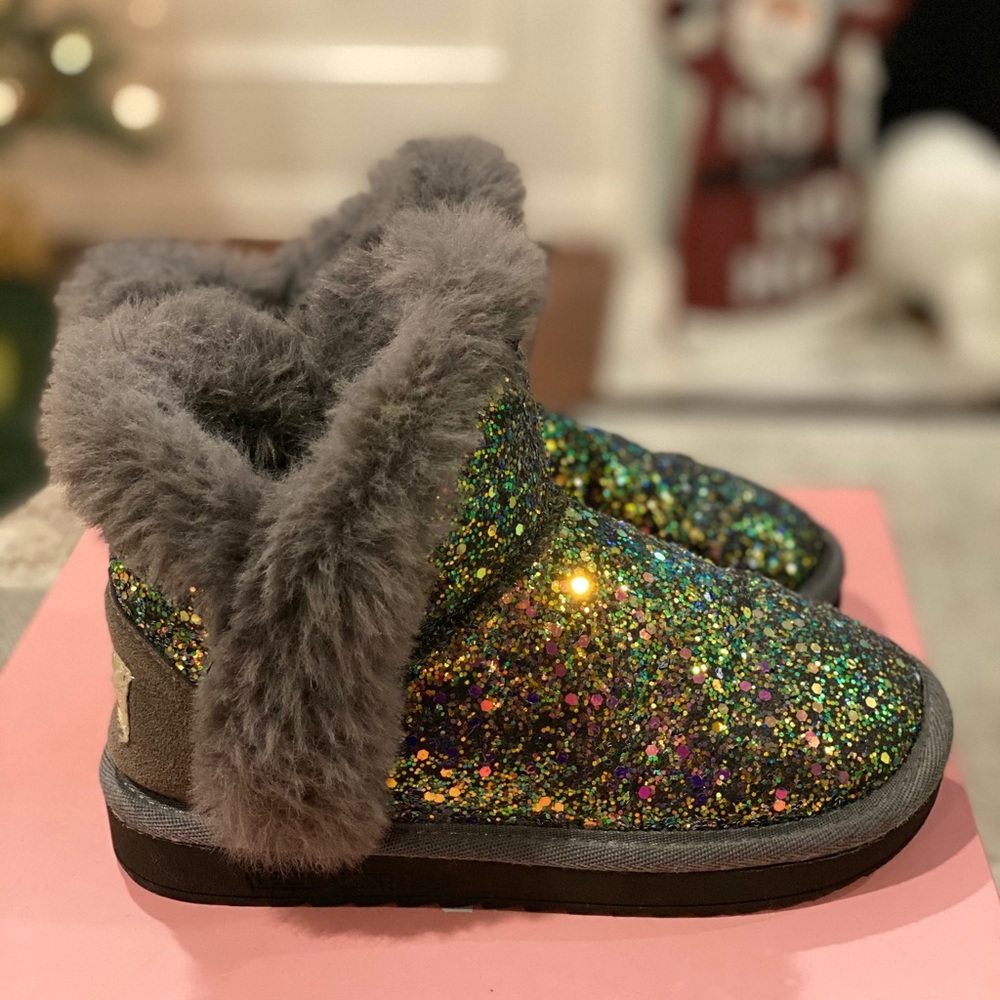 SOLD✅ Girls Glitter Fur Boots